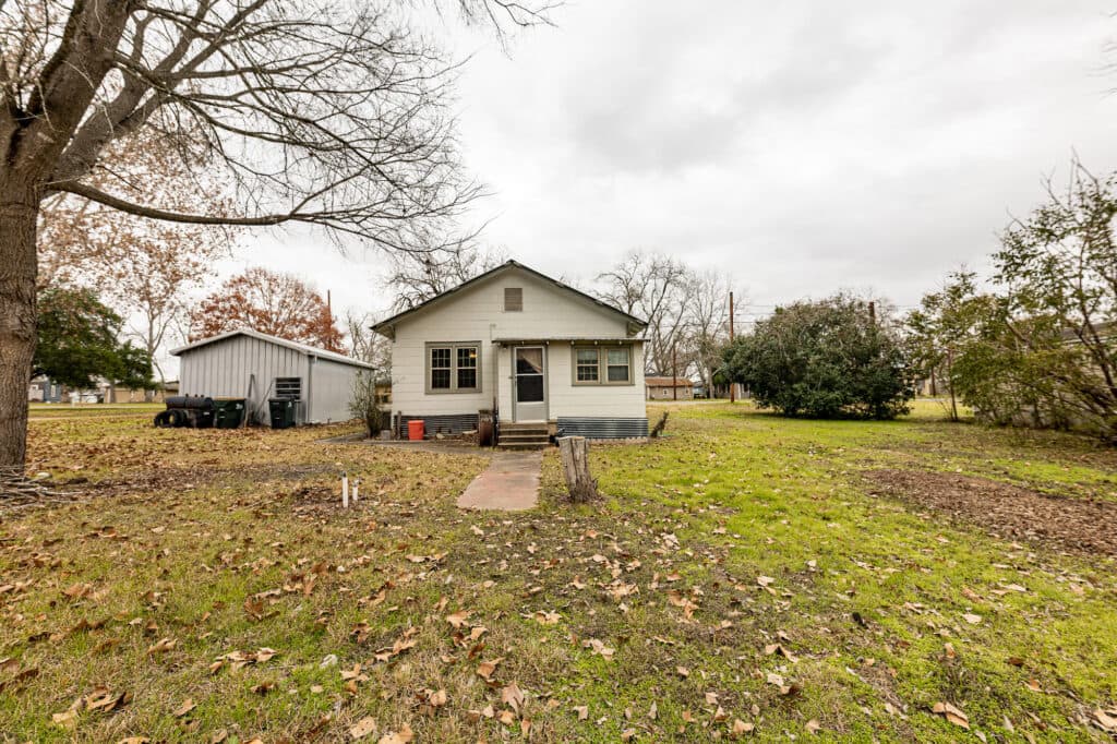 1404 N Ave B, Shiner — public listing photo 13