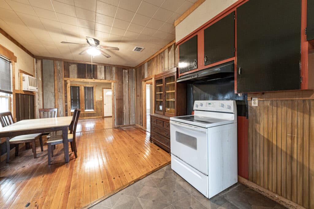 1404 N Ave B, Shiner — public listing photo 17