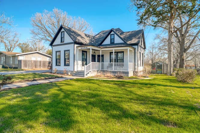 1415 Avenue E — public listing photo 2