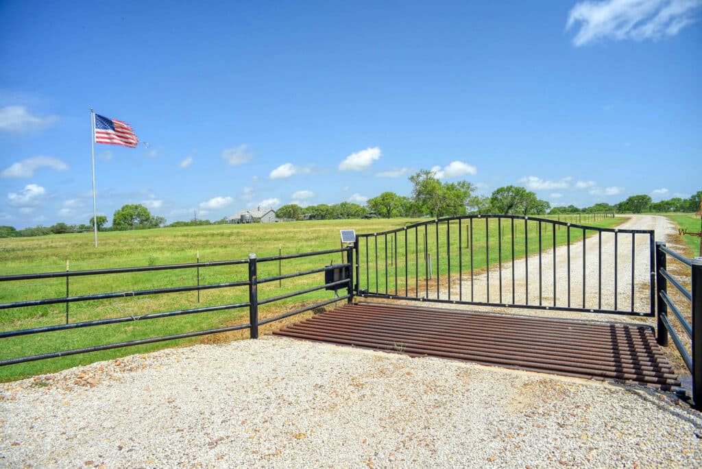 1940 CR 335, Shiner Tx 77984 — public listing photo 2