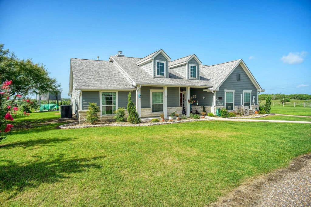 1940 CR 335, Shiner Tx 77984 — public listing photo 3