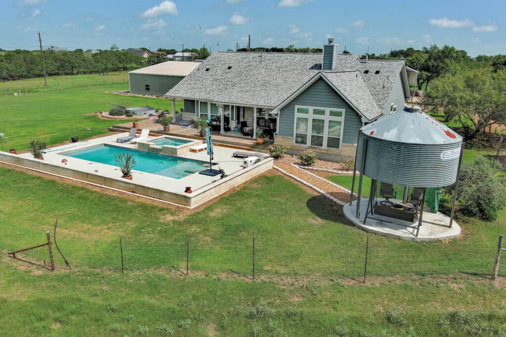 1940 CR 335, Shiner Tx 77984 — public listing photo 24