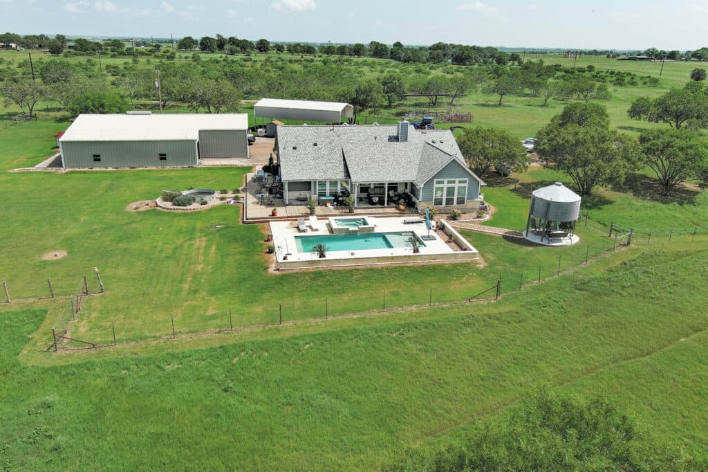 1940 CR 335, Shiner Tx 77984 — public listing photo 25