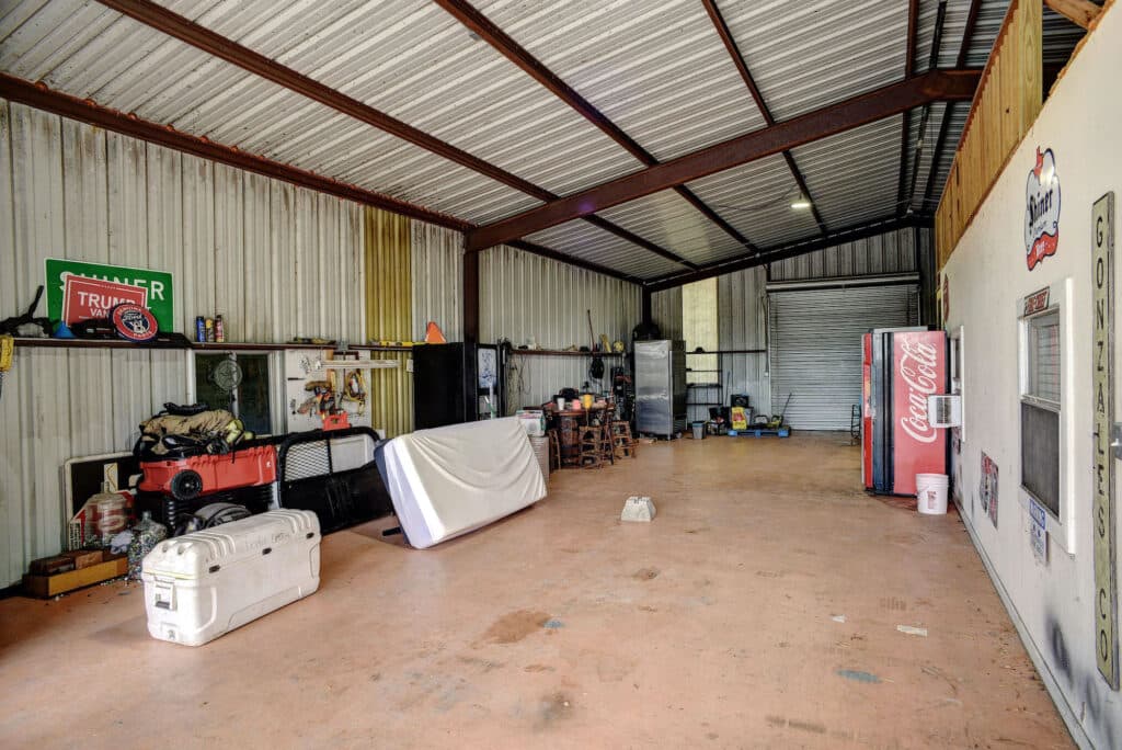 1940 CR 335, Shiner Tx 77984 — public listing photo 34