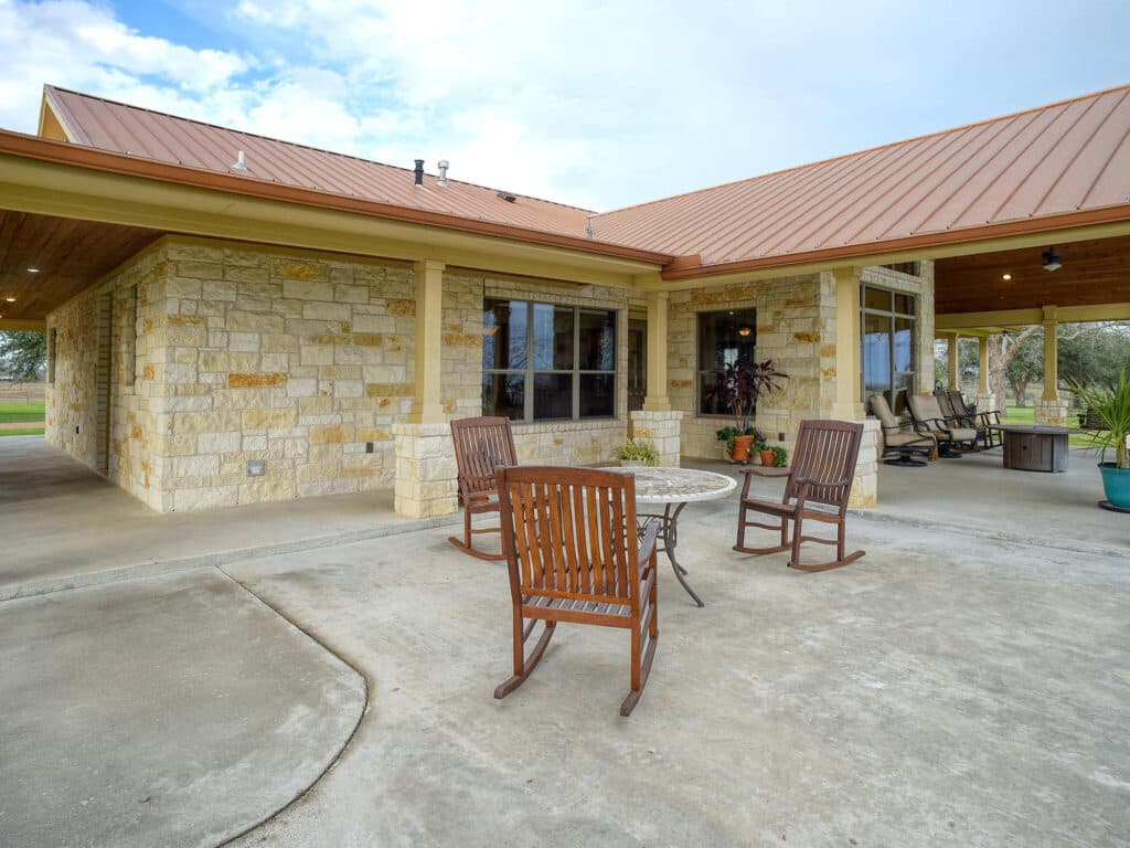 198 CR 310, Yoakum TX — public listing photo 15