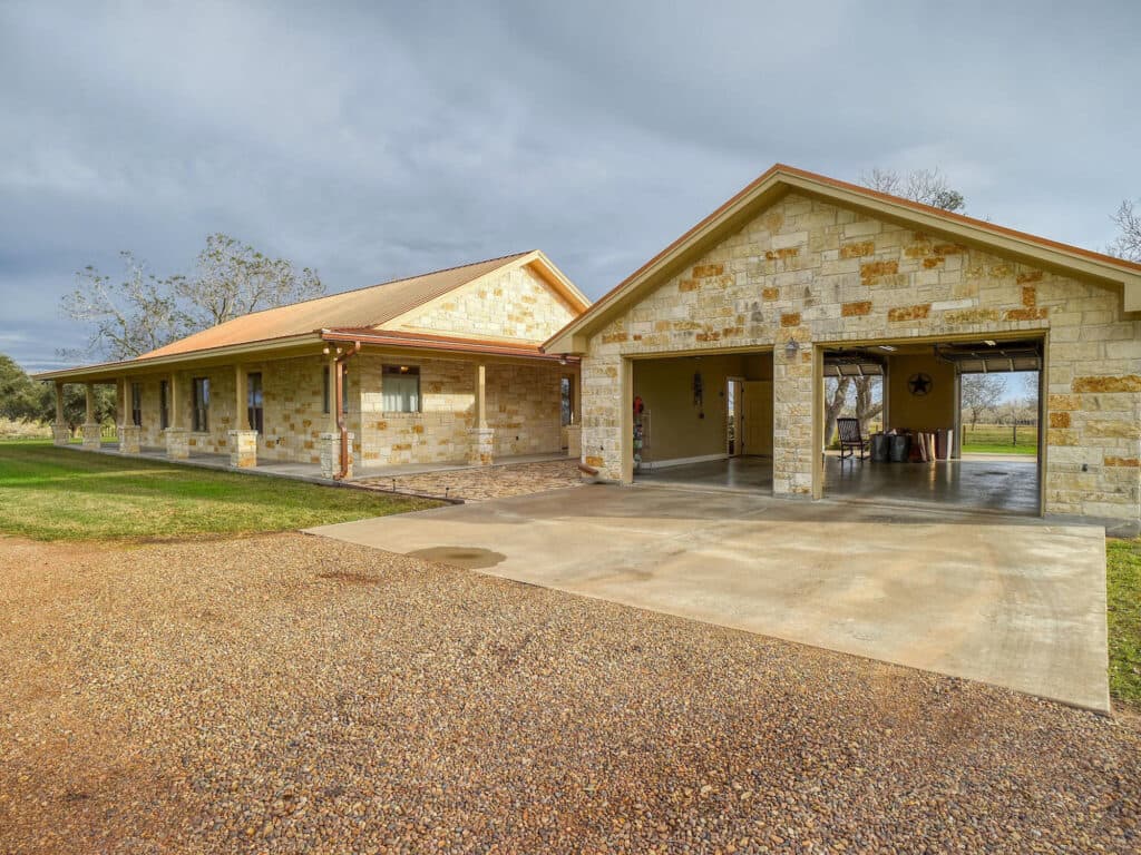 198 CR 310, Yoakum TX — public listing photo 16