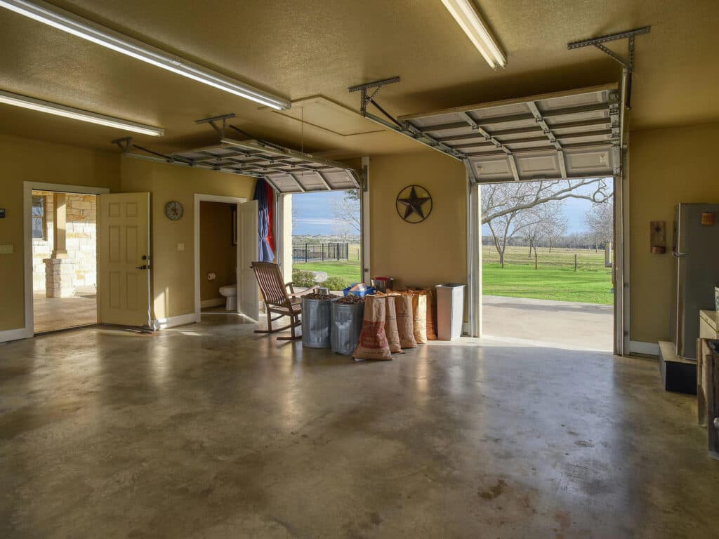 198 CR 310, Yoakum TX — public listing photo 17