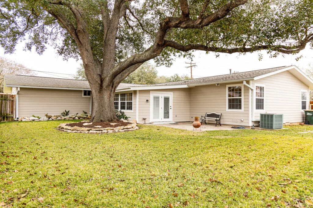 203 W. Bozka, St, Shiner TX 77984 — public listing photo 27