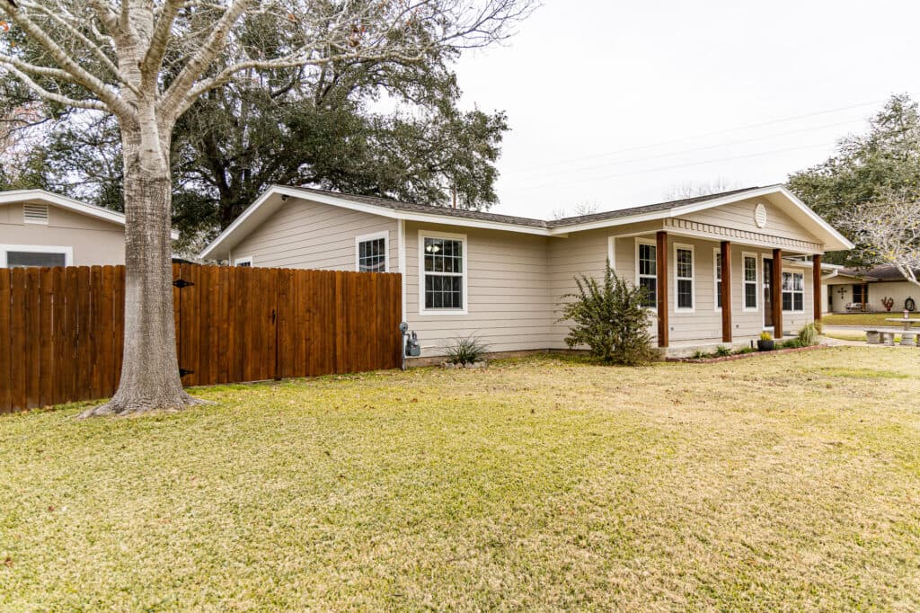 203 W. Bozka, St, Shiner TX 77984 — public listing photo 33