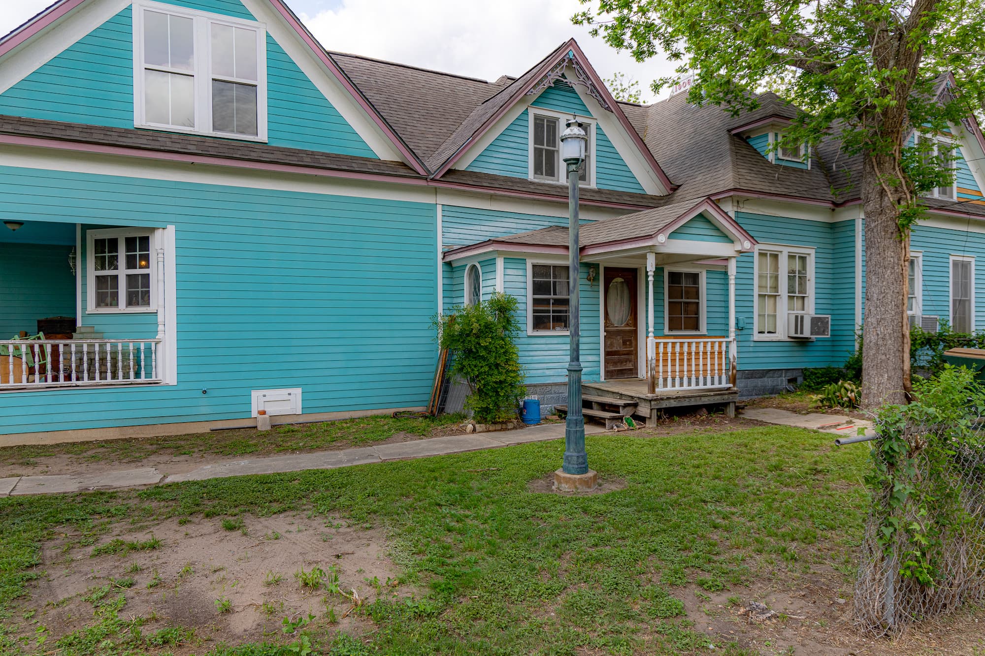 204 Ave F, Shiner TX 77984 — public listing photo 2
