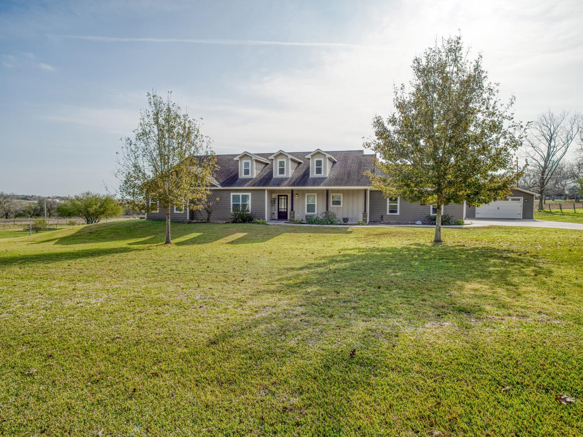 205 S Avenue D, Shiner — public listing photo 2