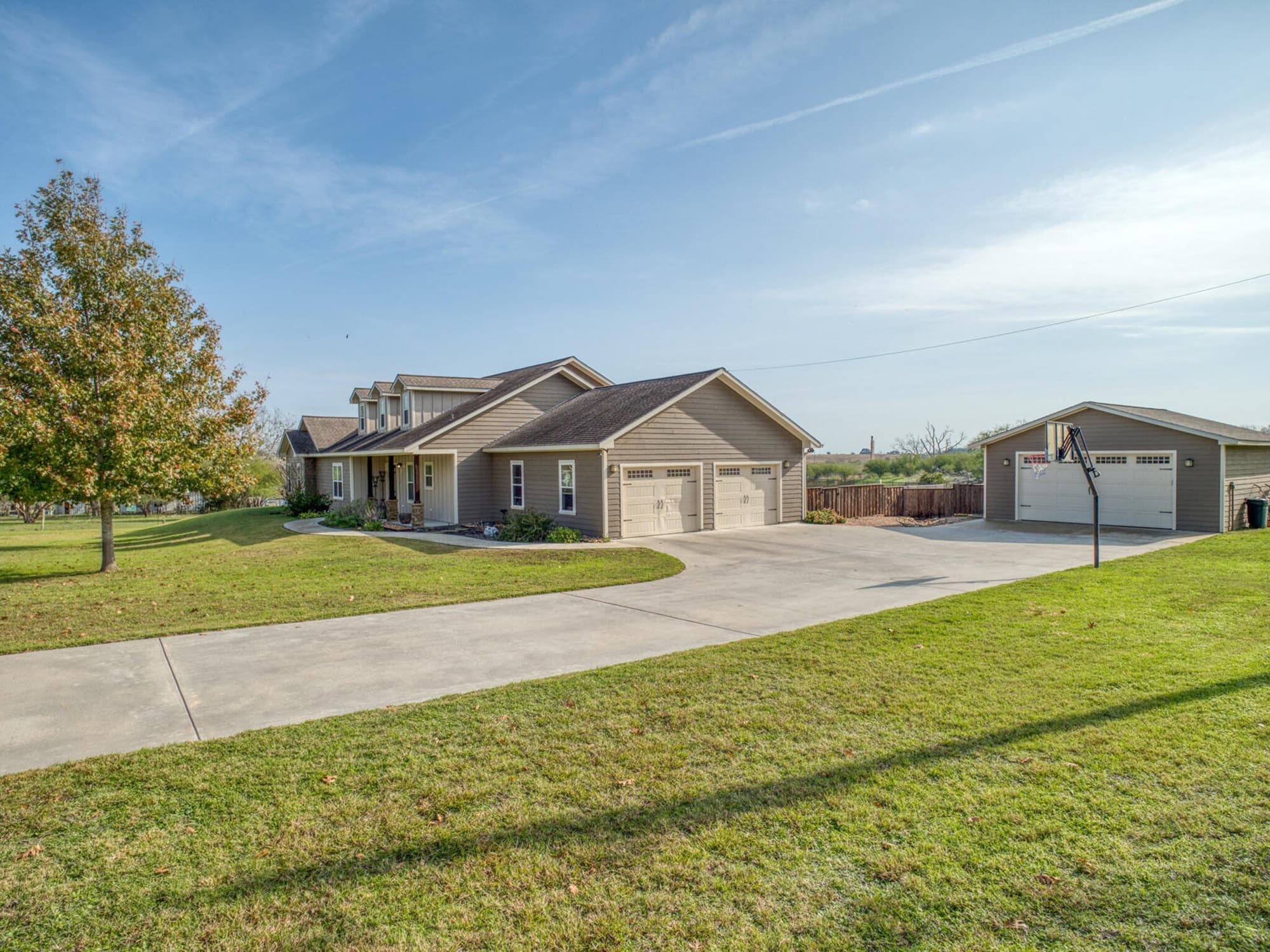 205 S Avenue D, Shiner — public listing photo 3
