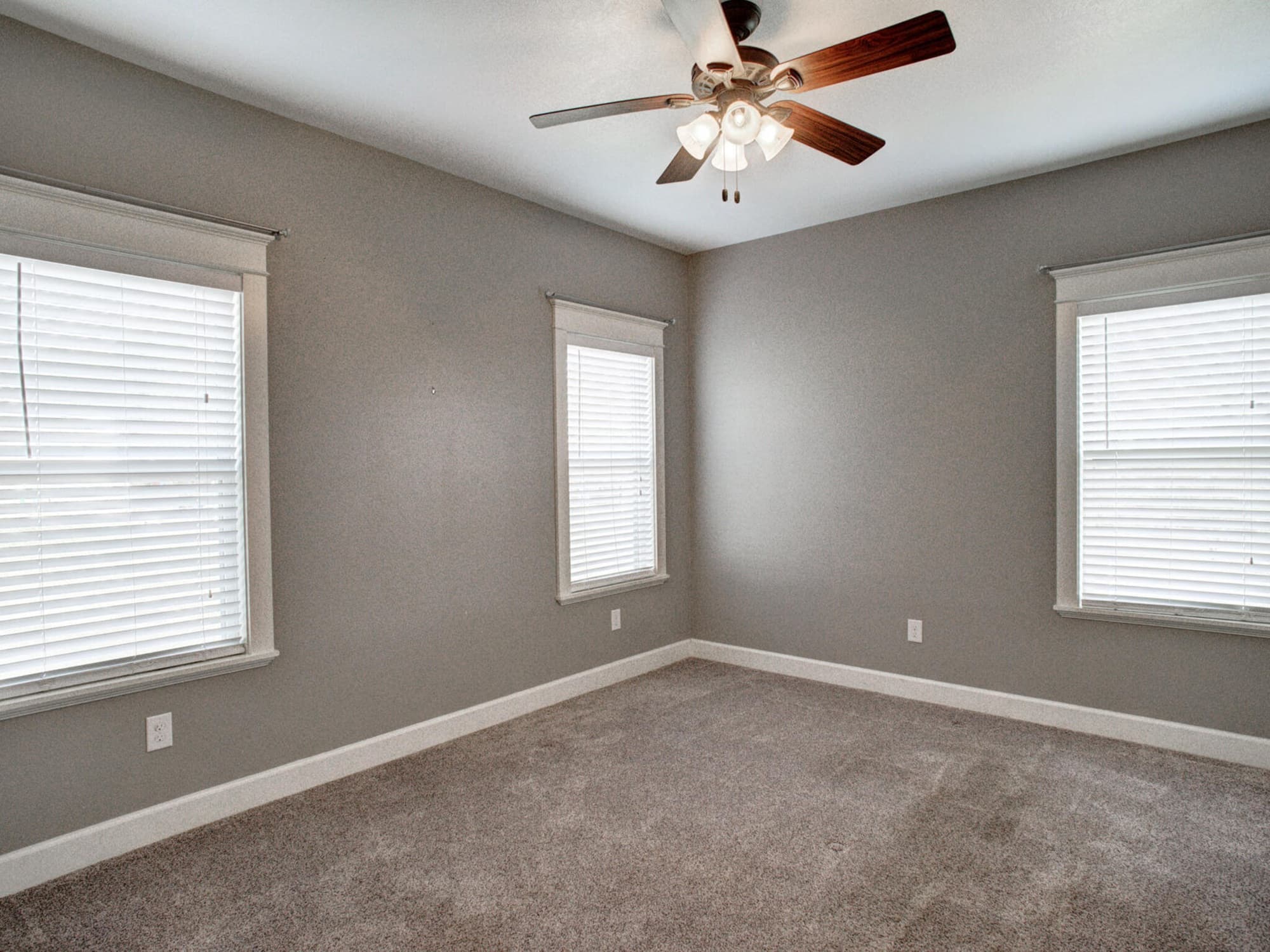 205 S Avenue D, Shiner — public listing photo 24