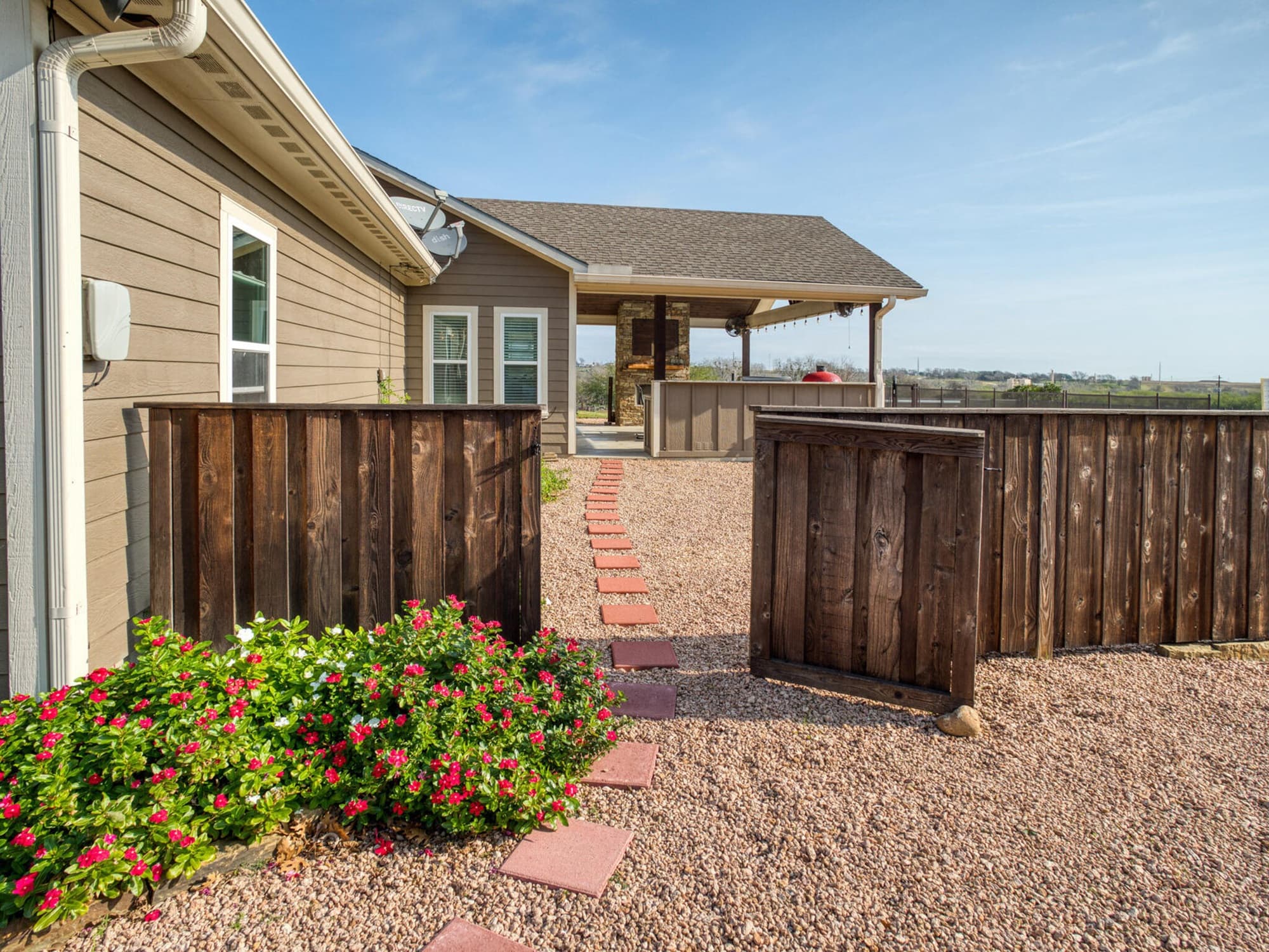205 S Avenue D, Shiner — public listing photo 38