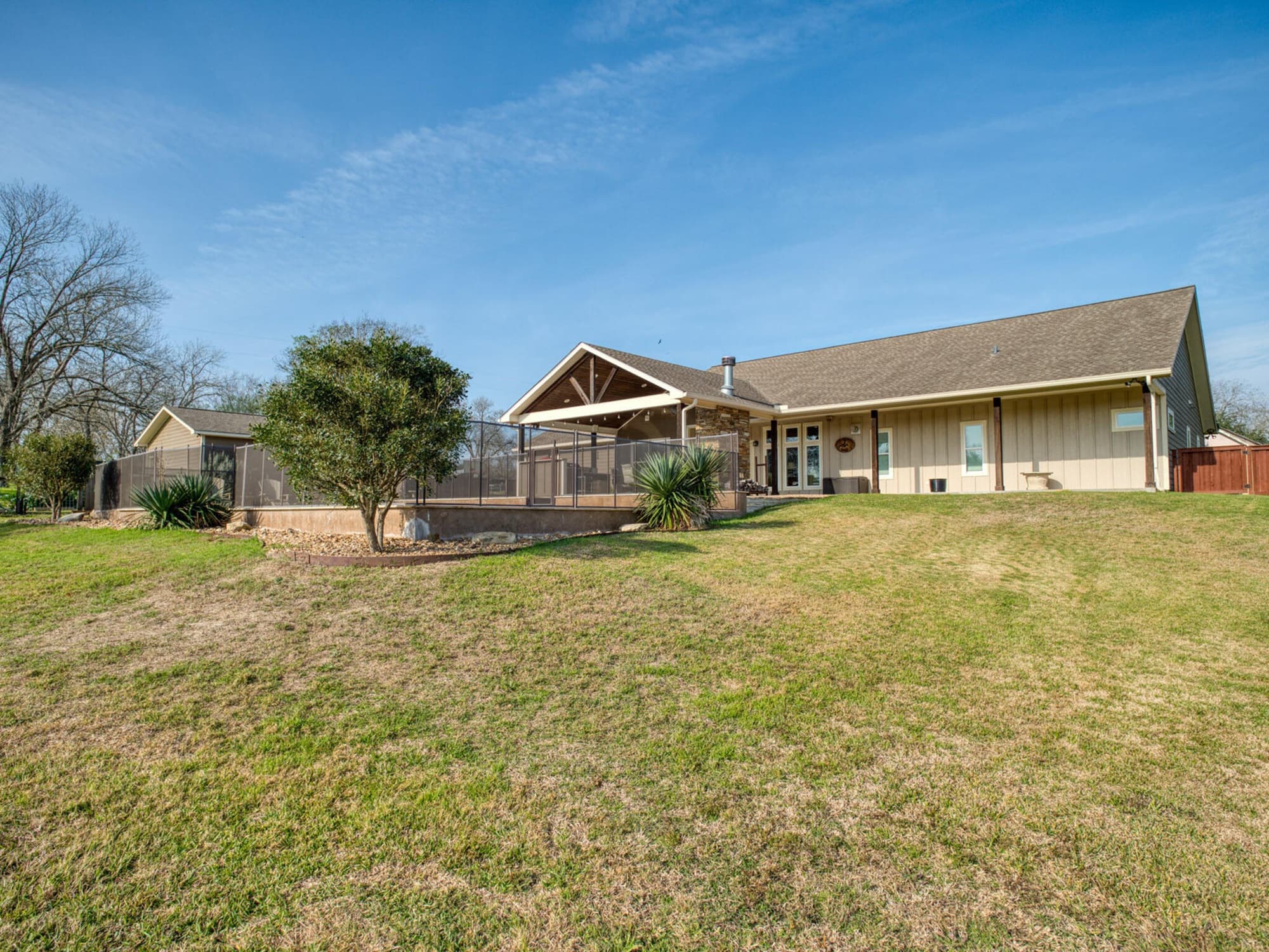 205 S Avenue D, Shiner — public listing photo 39