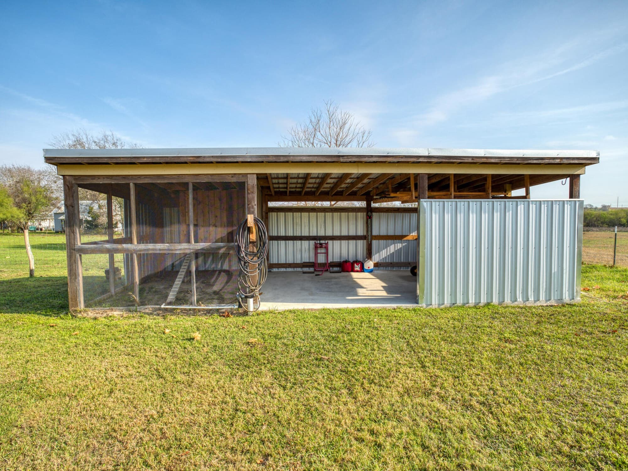 205 S Avenue D, Shiner — public listing photo 42