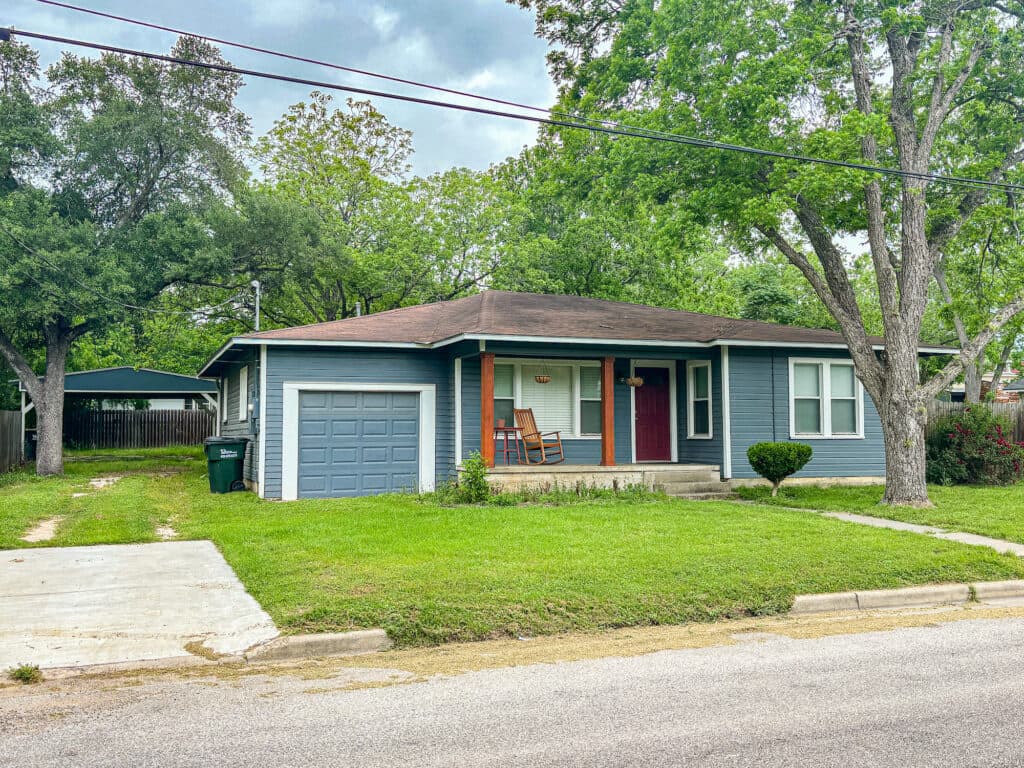 209 S. Ave F, Shiner — public listing photo 3