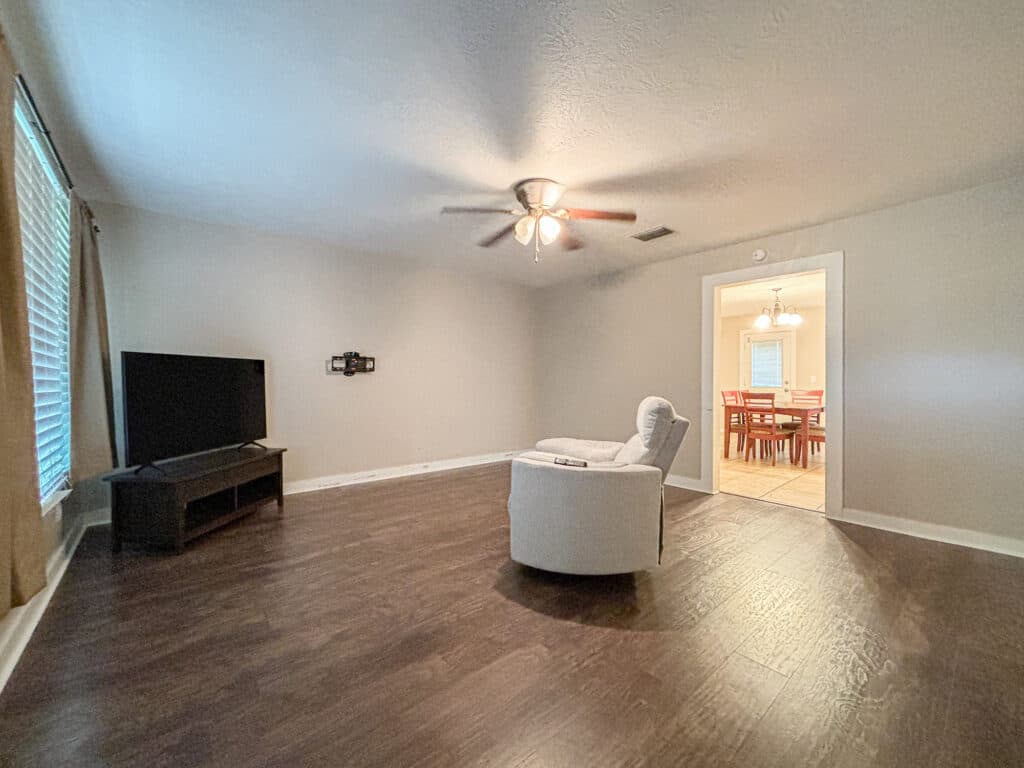 209 S. Ave F, Shiner — public listing photo 4