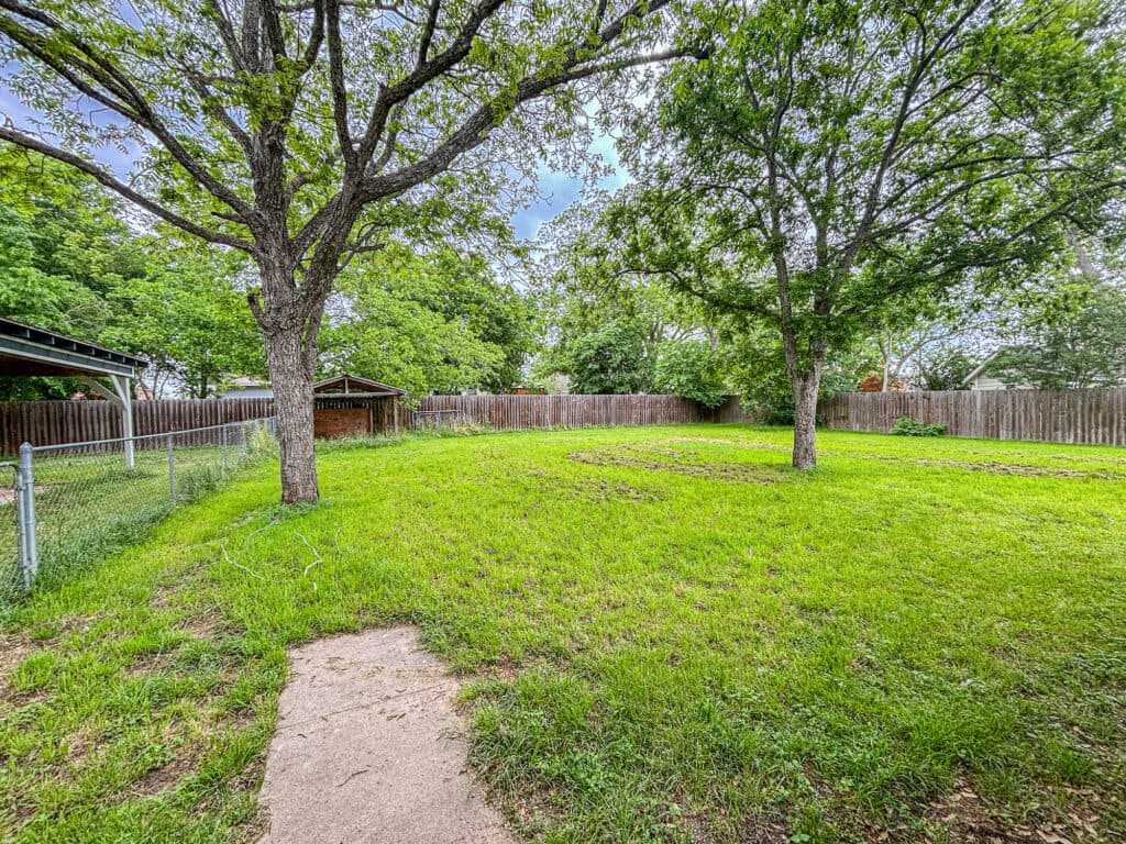 209 S. Ave F, Shiner — public listing photo 15