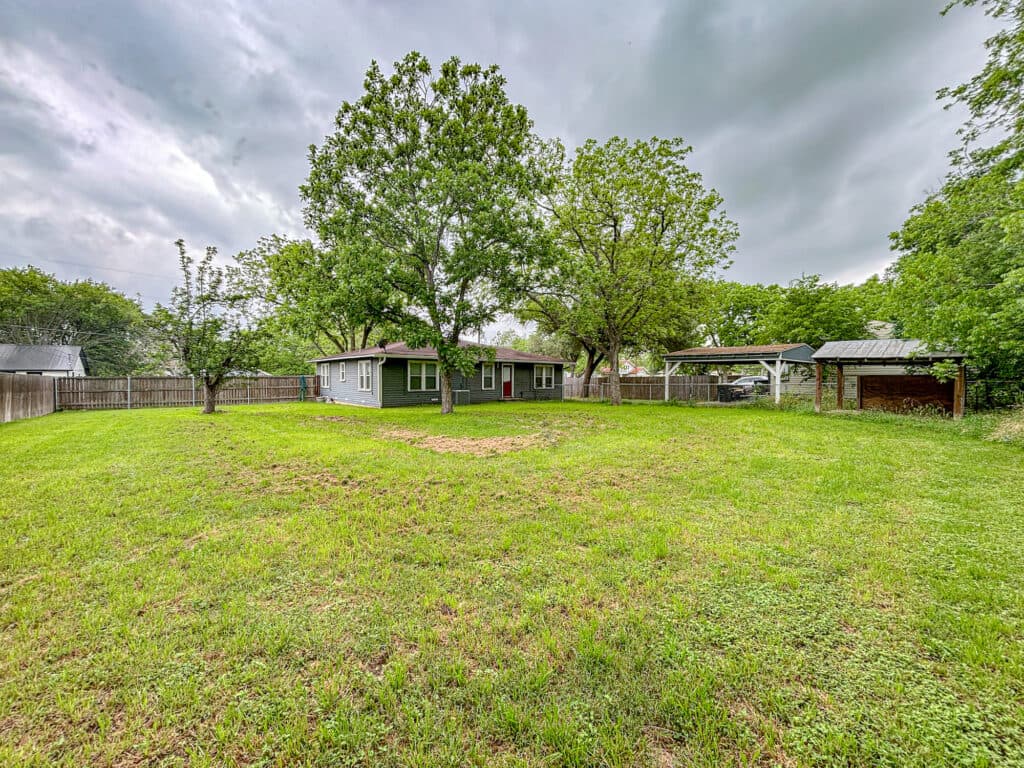 209 S. Ave F, Shiner — public listing photo 17