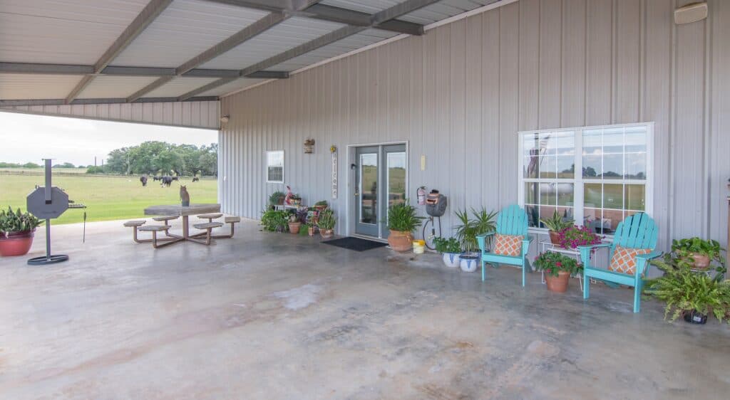 211 CR 317, Yoakum — public listing photo 4