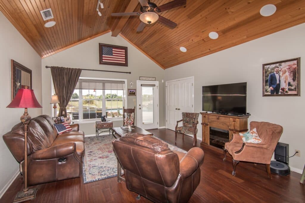 211 CR 317, Yoakum — public listing photo 6