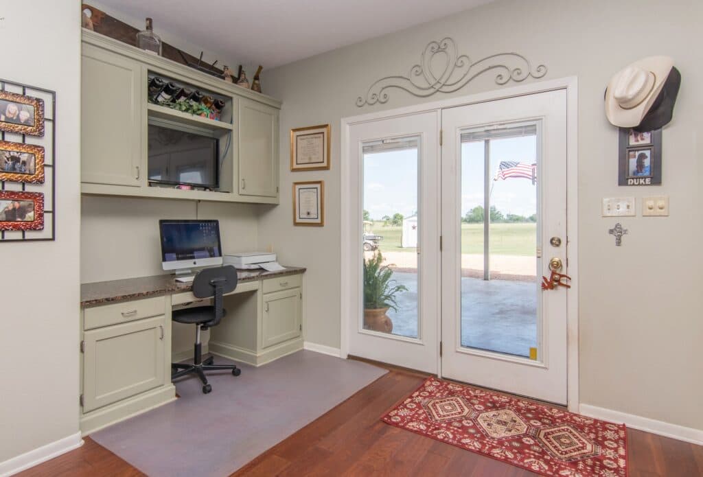 211 CR 317, Yoakum — public listing photo 11