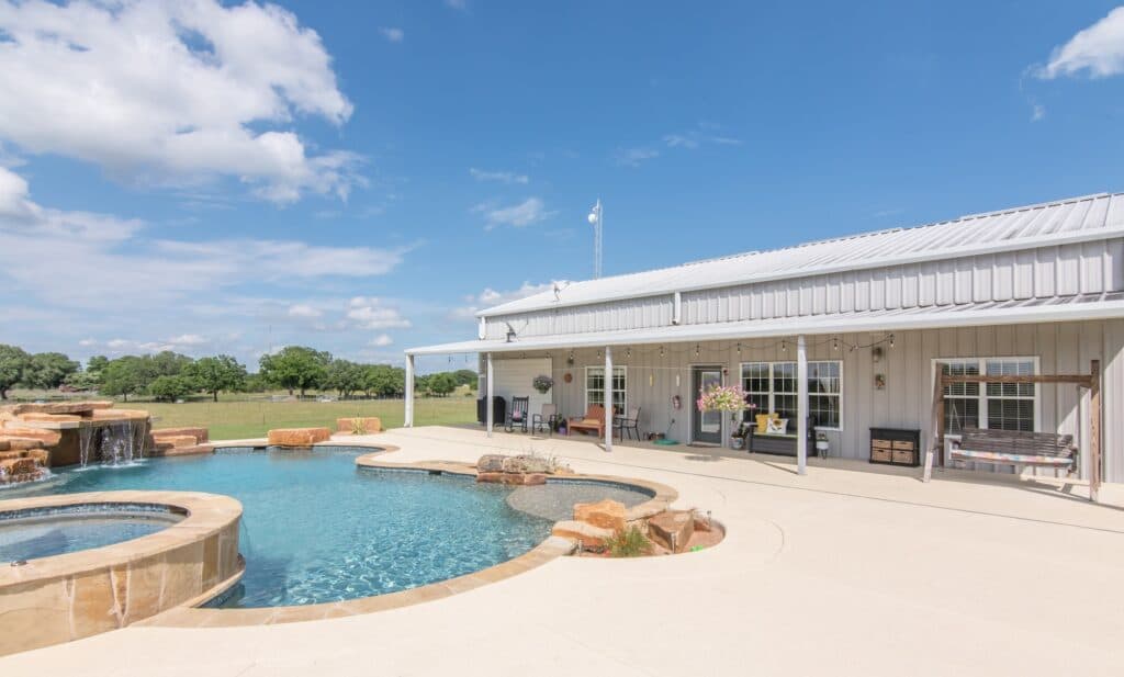 211 CR 317, Yoakum — public listing photo 21
