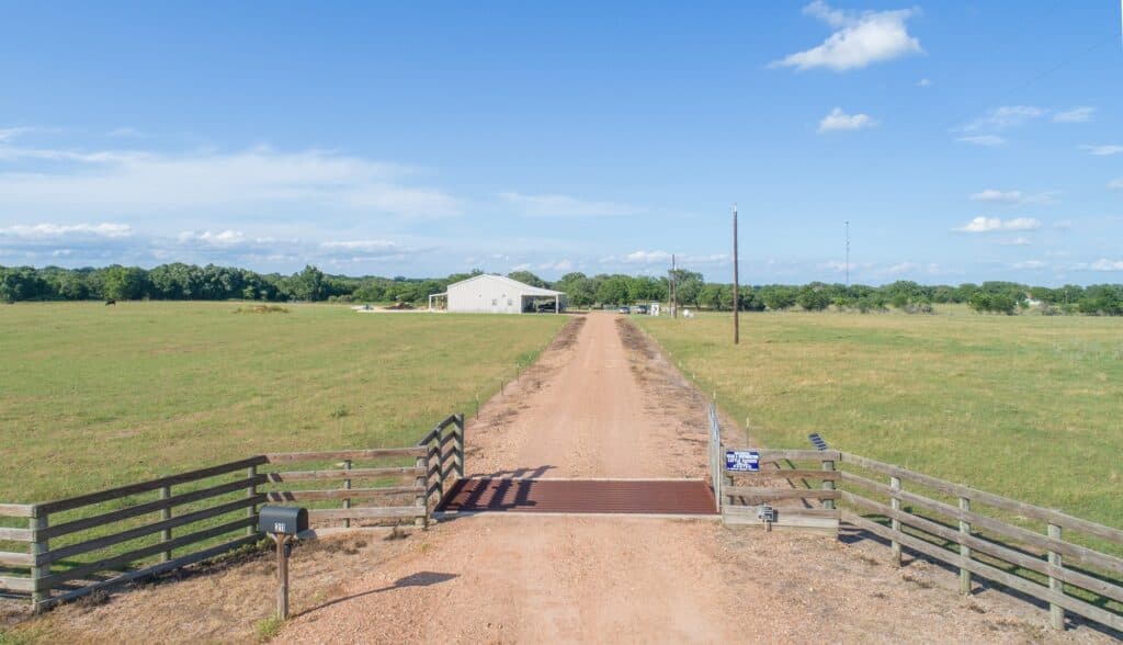 211 CR 317, Yoakum — public listing photo 35