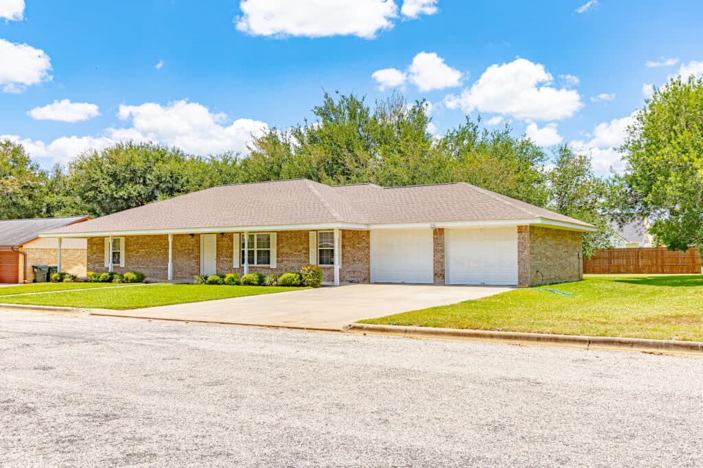 216 Montana Dr., Shiner Texas — public listing photo 2