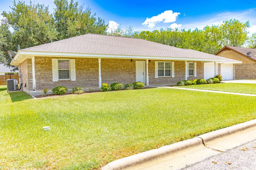 216 Montana Dr., Shiner Texas — public listing photo 3