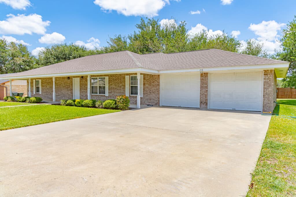 216 Montana Dr., Shiner Texas — public listing photo 4
