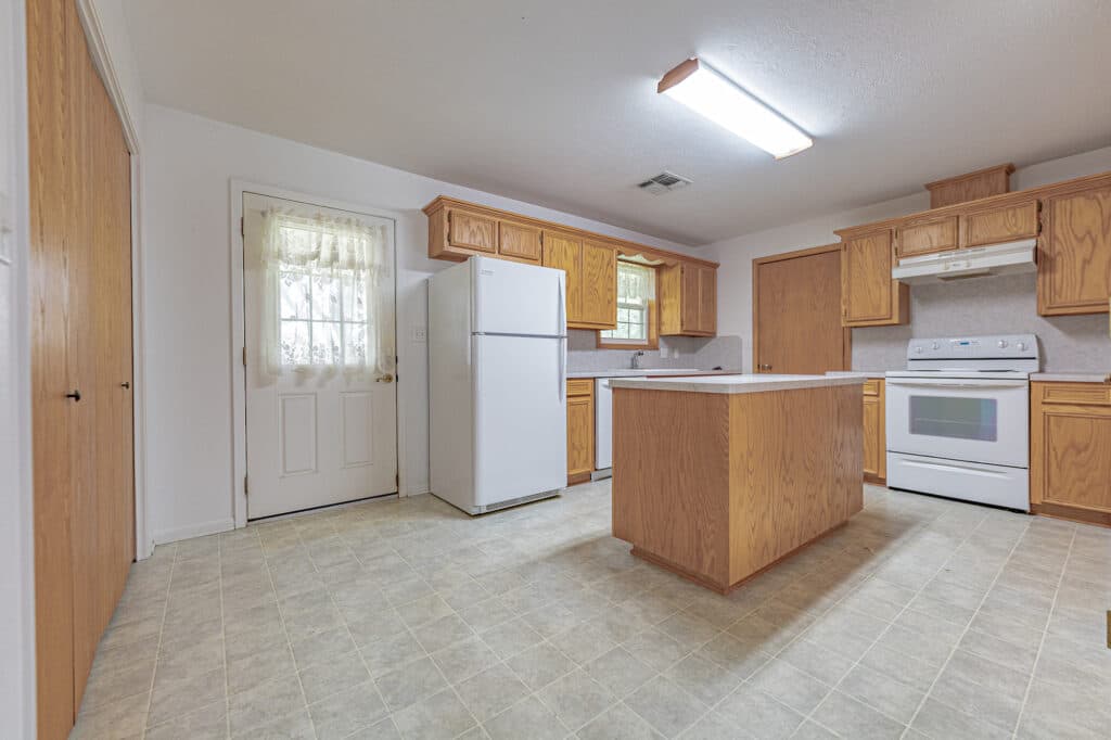 216 Montana Dr., Shiner Texas — public listing photo 8