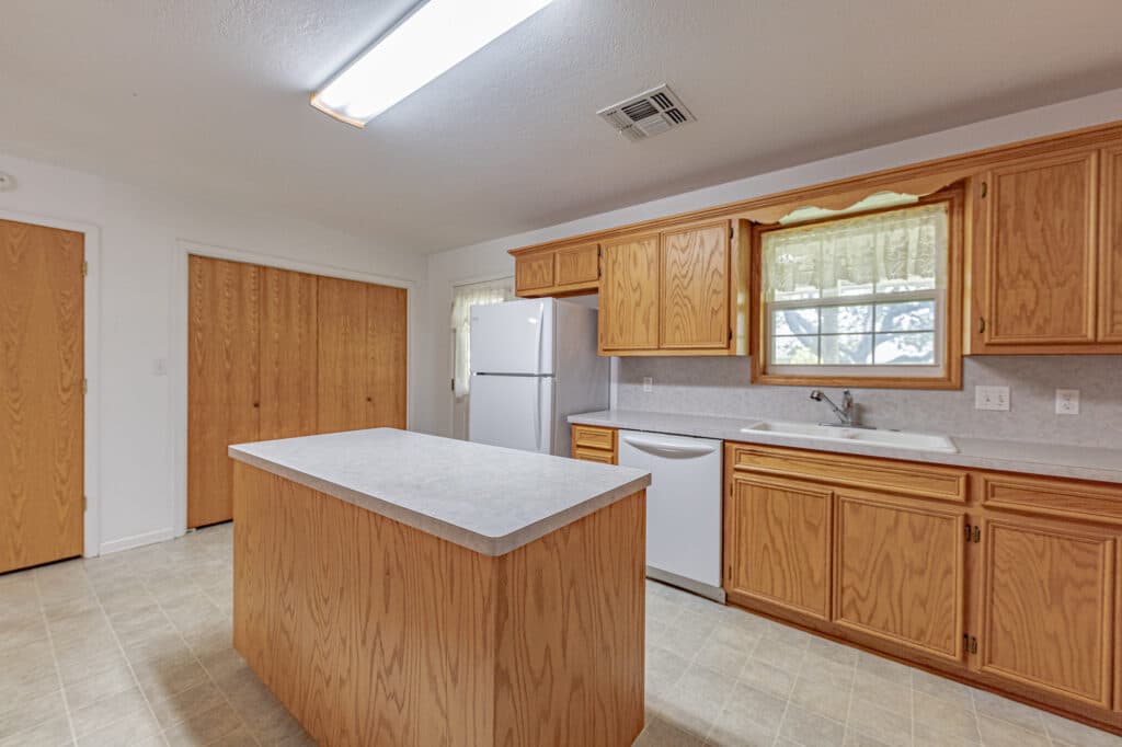 216 Montana Dr., Shiner Texas — public listing photo 10