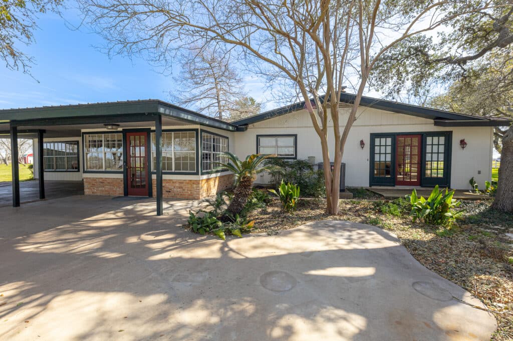 2272 US Hwy 90a, Hallettsville, TX 77964 — public listing photo 3