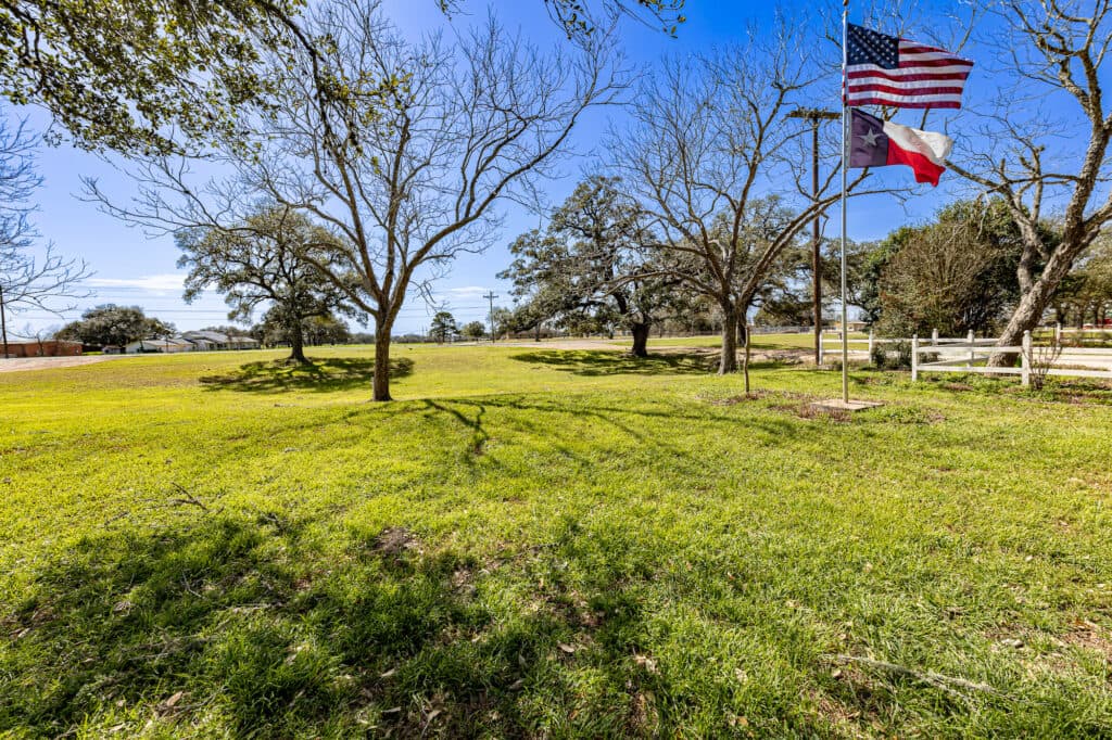2272 US Hwy 90a, Hallettsville, TX 77964 — public listing photo 4