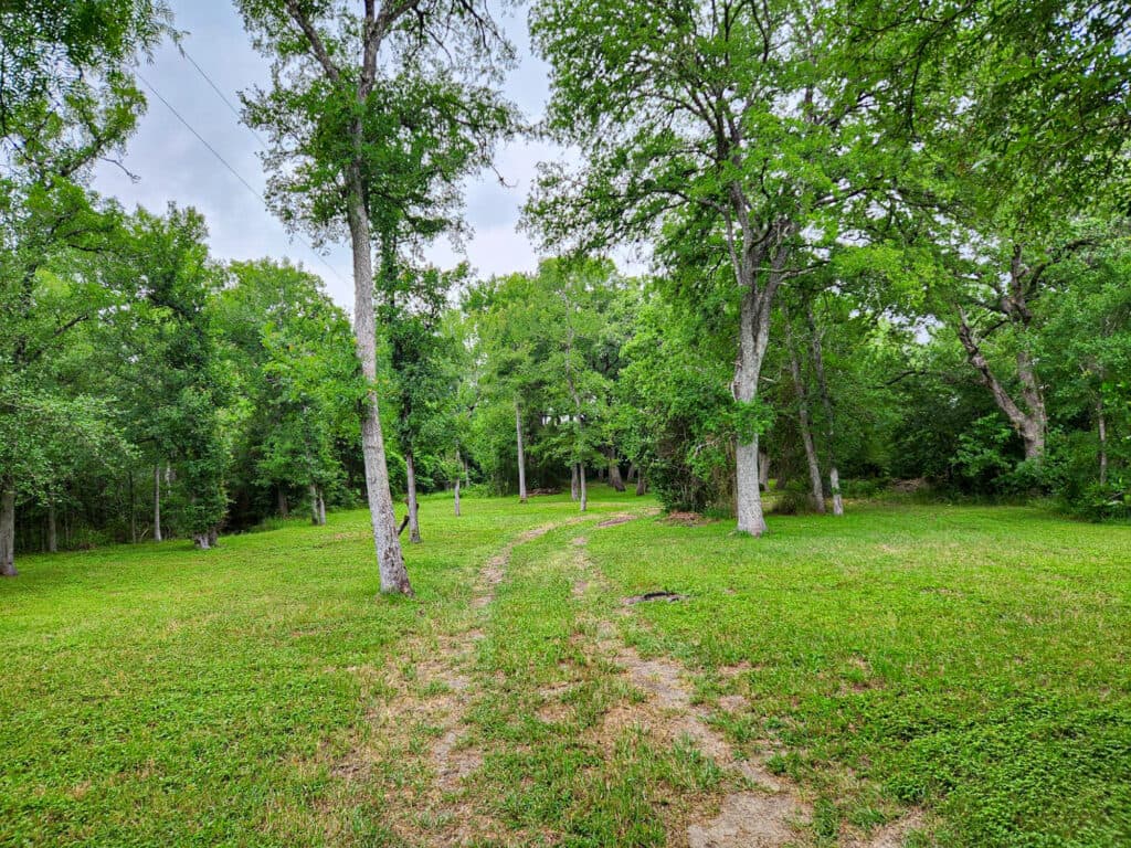 2915 CR 354, Gonzales, TX — public listing photo 26