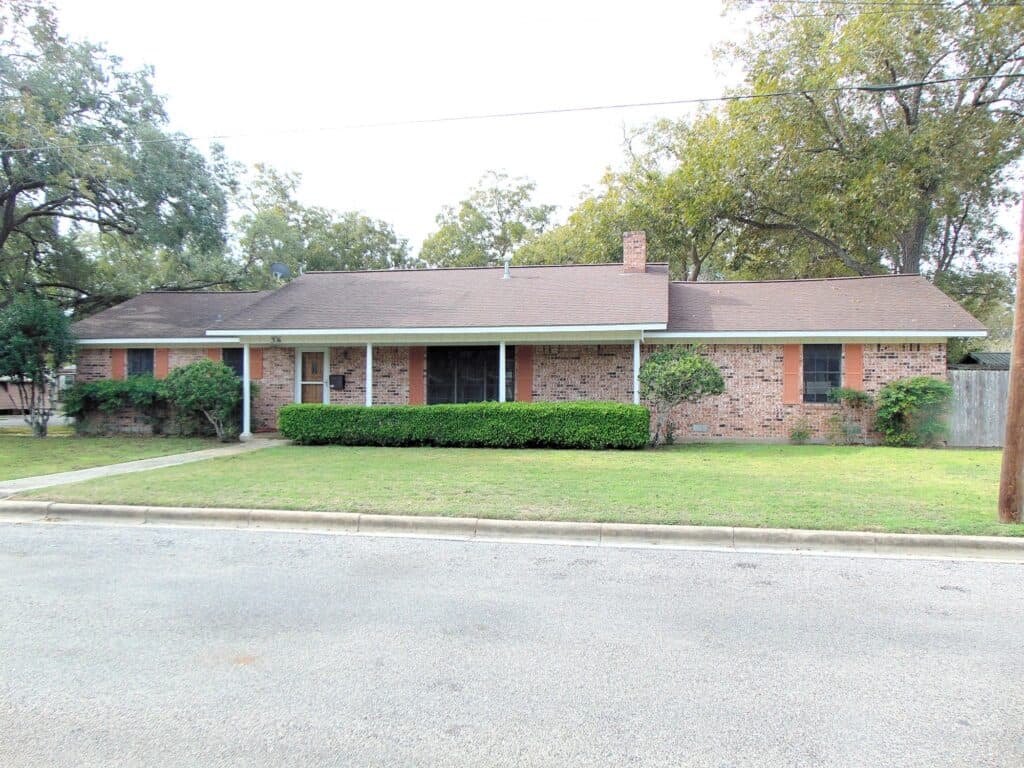 306 N Ave G, Shiner — public listing photo 2
