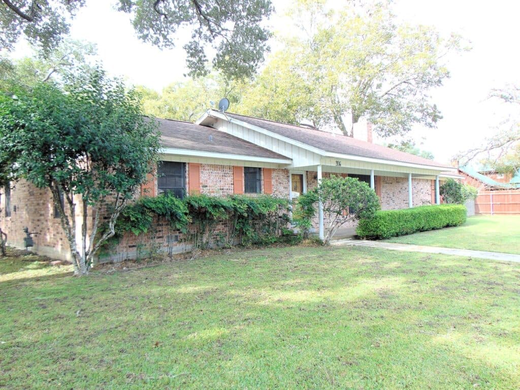 306 N Ave G, Shiner — public listing photo 3