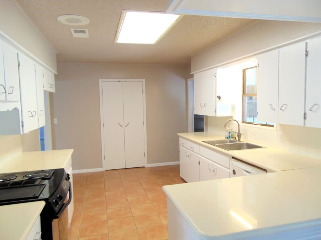 306 N Ave G, Shiner — public listing photo 4
