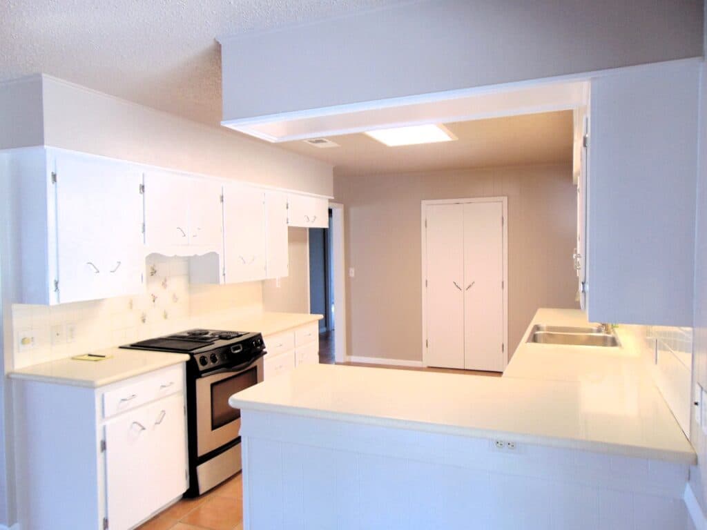 306 N Ave G, Shiner — public listing photo 5