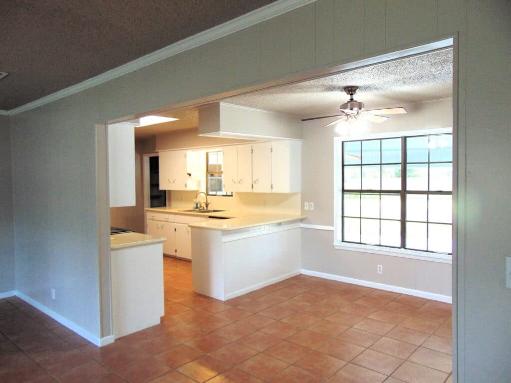 306 N Ave G, Shiner — public listing photo 6