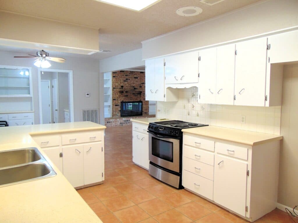 306 N Ave G, Shiner — public listing photo 8