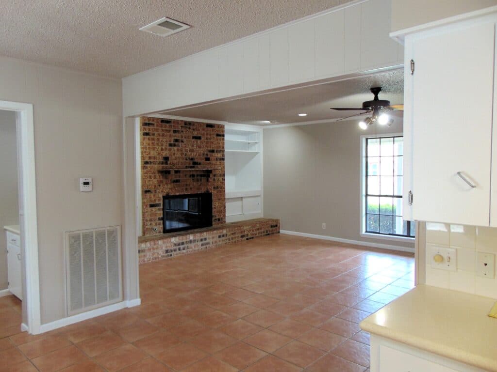 306 N Ave G, Shiner — public listing photo 9