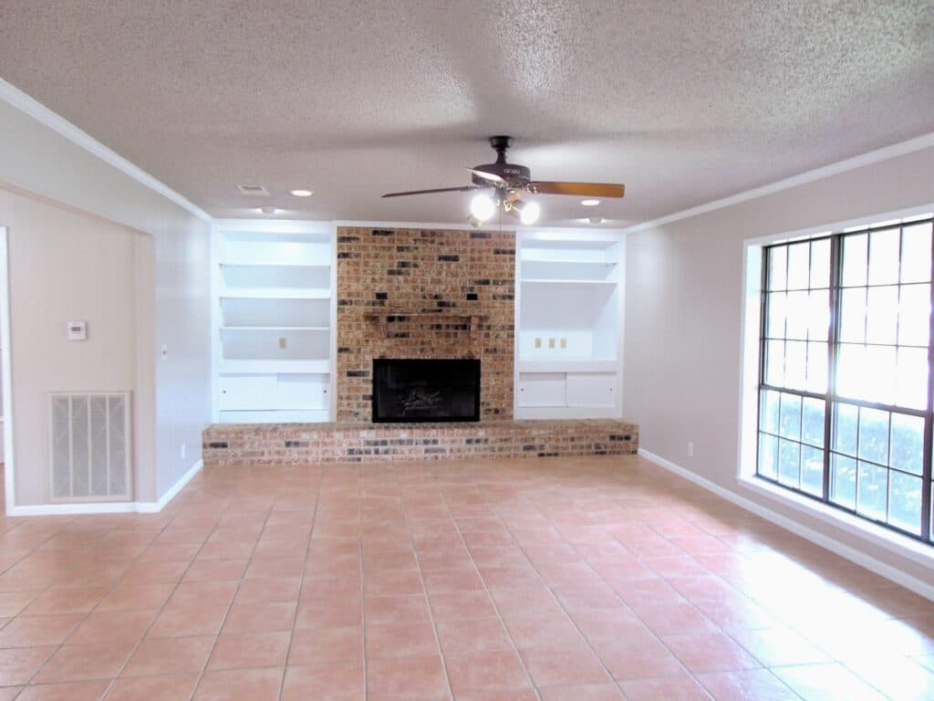 306 N Ave G, Shiner — public listing photo 11