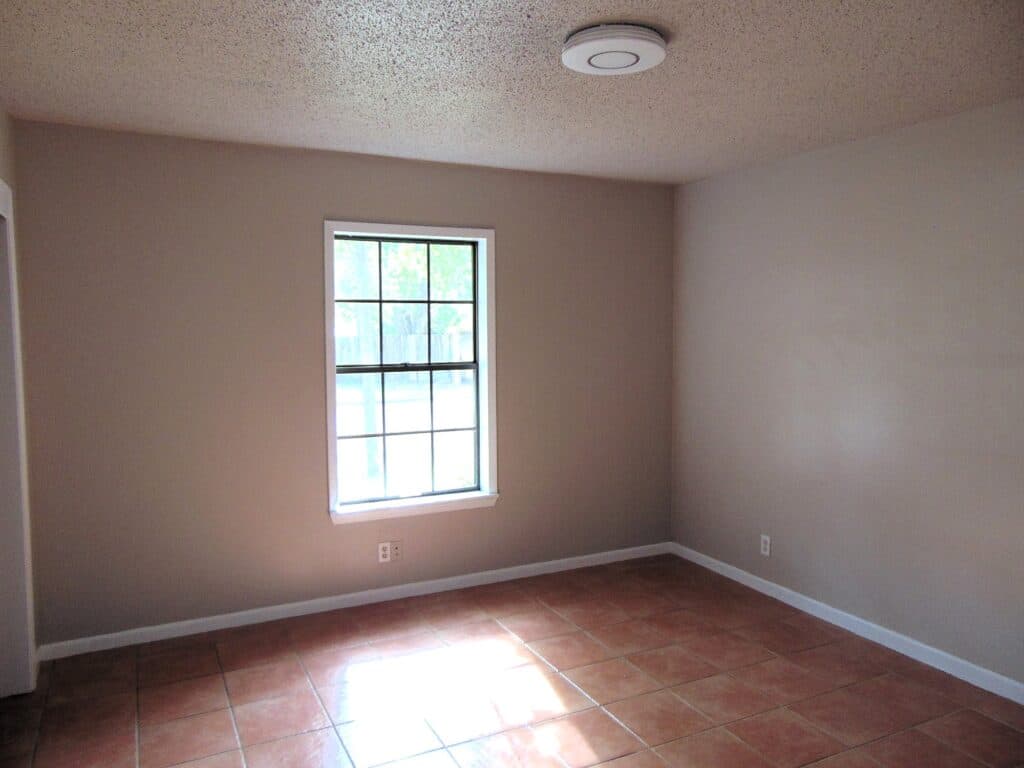 306 N Ave G, Shiner — public listing photo 13