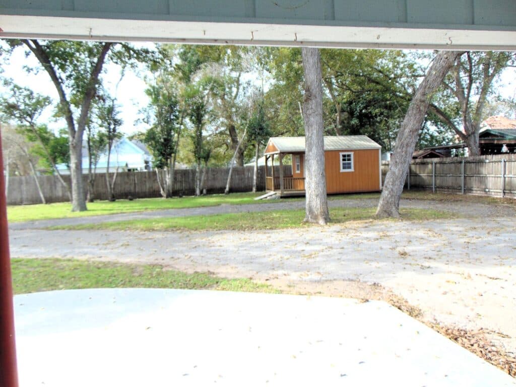 306 N Ave G, Shiner — public listing photo 21