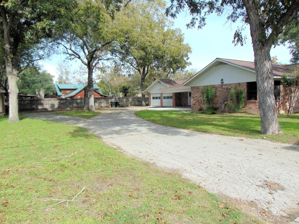 306 N Ave G, Shiner — public listing photo 23