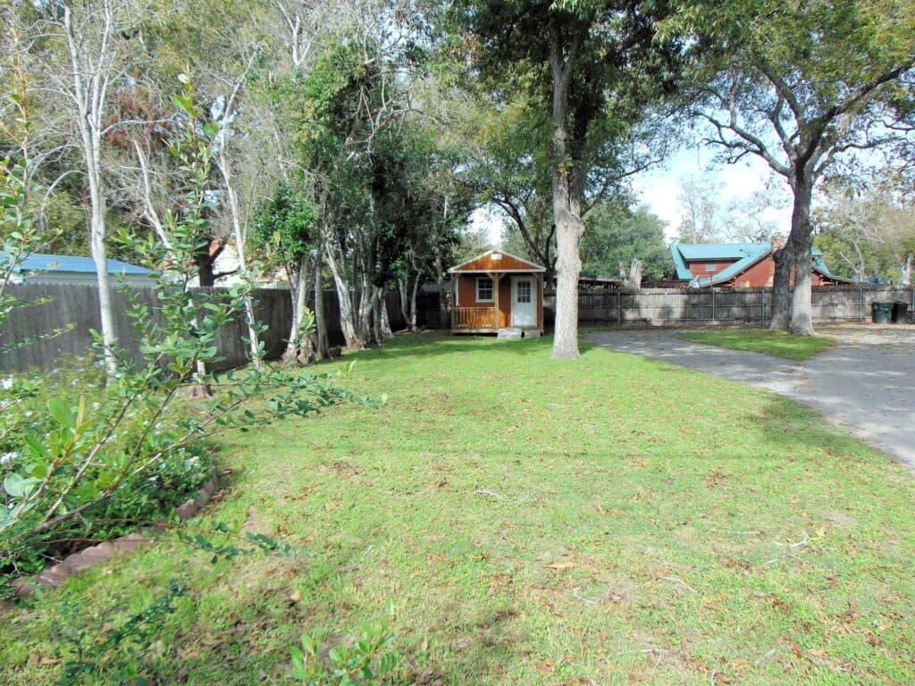 306 N Ave G, Shiner — public listing photo 24