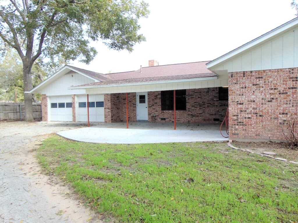 306 N Ave G, Shiner — public listing photo 26